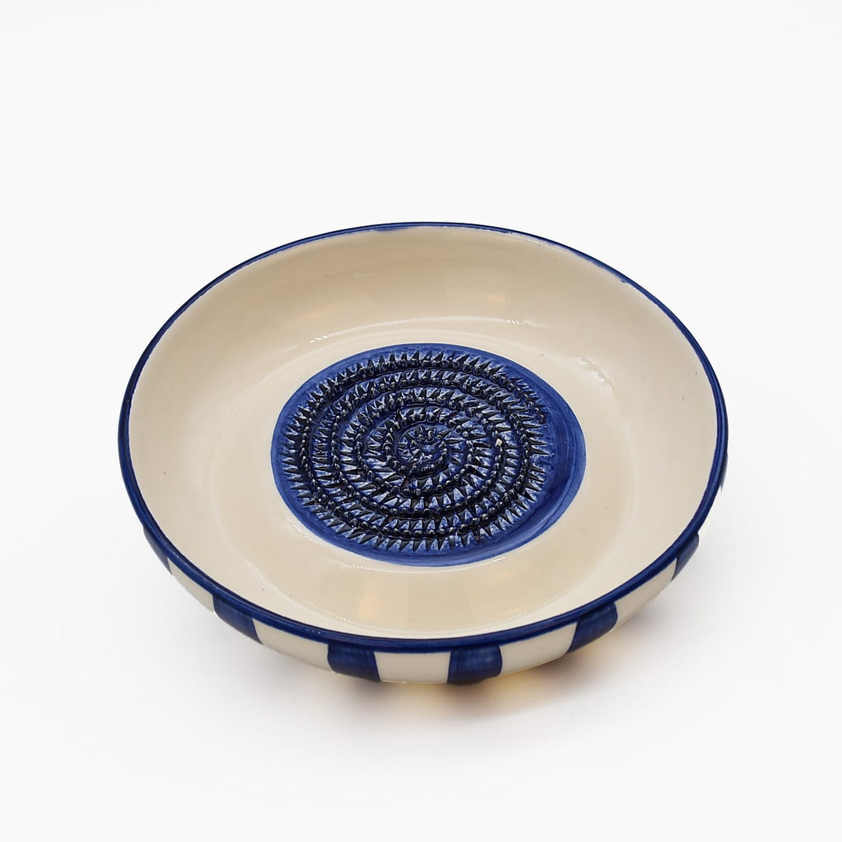 Assiette à râper artisanale portugaise en céramique bleu & blanc Assiette à râper rayée "Costa Nova Mar" - Bleu