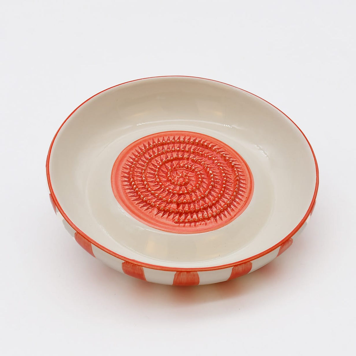 Assiette à râper artisanale portugaise en céramique rouge & blanc Assiette à râper rayée "Costa Nova Mar" - Rouge