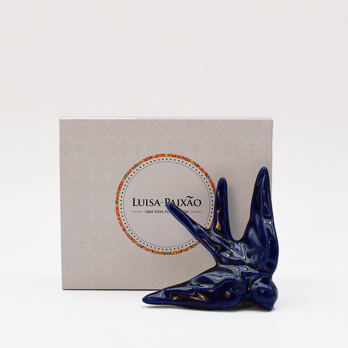 hirondelle en céramique stylisée et modernisée bleue cobalt, dans sa boîte cadeau Luisa Paixão. Coffret hirondelle stylisée - Bleu Cobalt