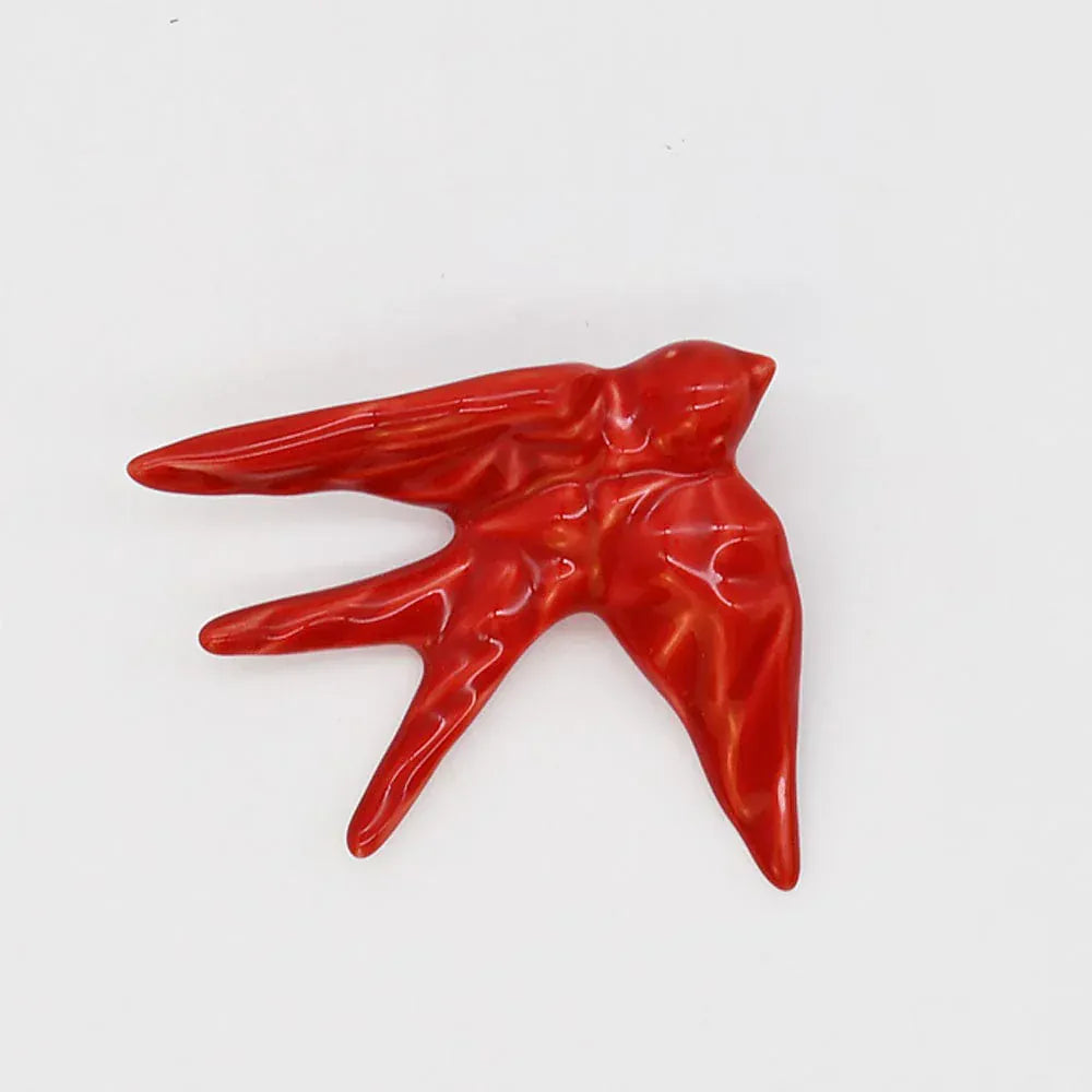 hirondelle en céramique stylisée et modernisée rouge brillant, dans sa boîte cadeau Luisa Paixão. Coffret hirondelle stylisée - Rouge