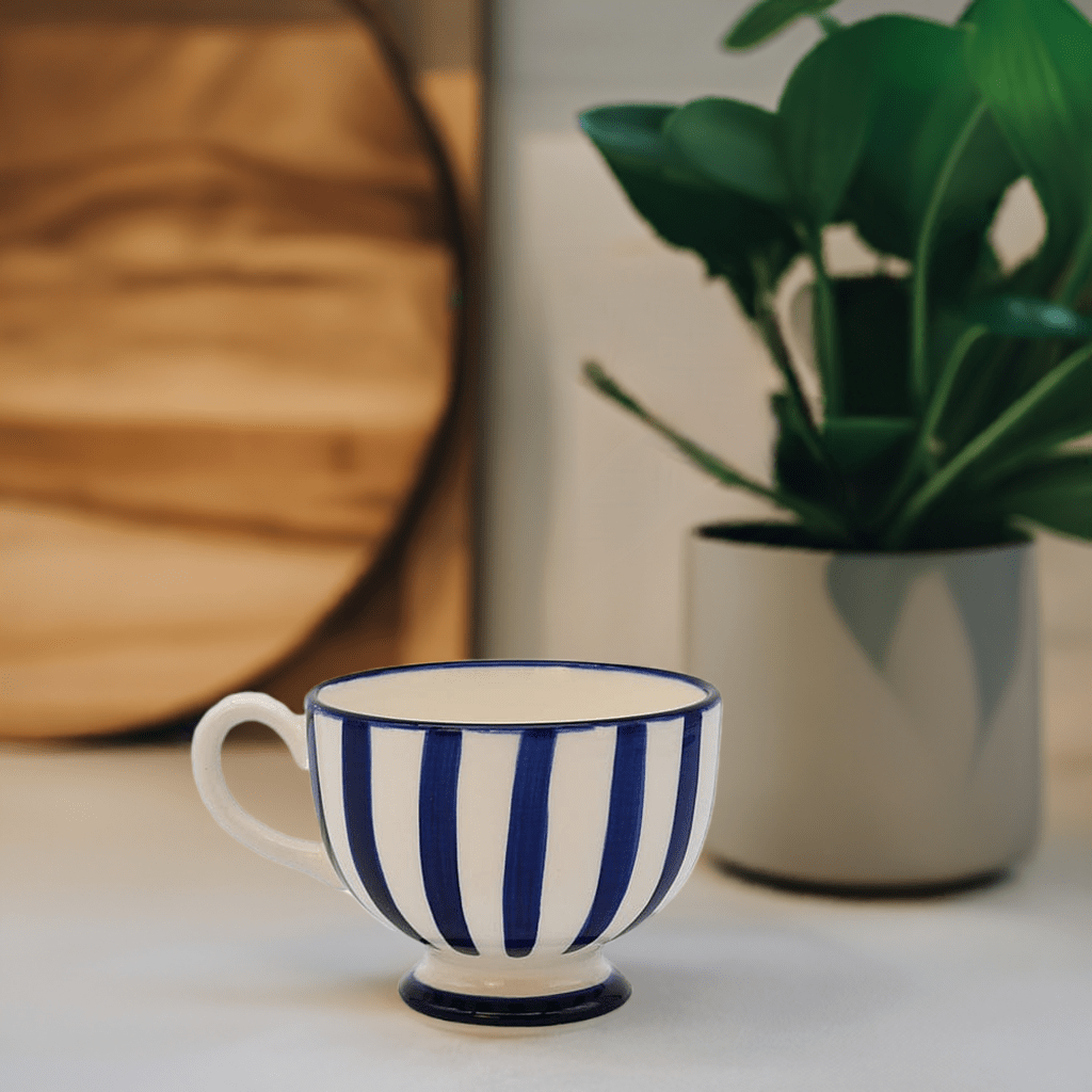 Tasse à pied en céramique portugaise rayé bleue et blanc Tasse à pied "Costa Nova Mar" - Bleue