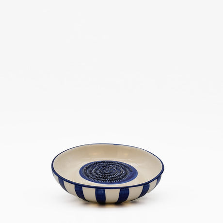 Assiette à râper artisanale portugaise en céramique bleu & blanc Assiette à râper rayée "Costa Nova Mar" - Bleu