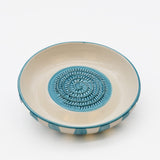 Assiette à râper artisanale portugaise en céramique turquoise & blanc Assiette à râper rayée "Costa Nova Mar" - Turquoise