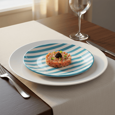 Assiette en porcelaine portugaise I Vaisselle du Portugal en ligne Assiette rayée "Costa Nova Mar" 20cm - Turquoise