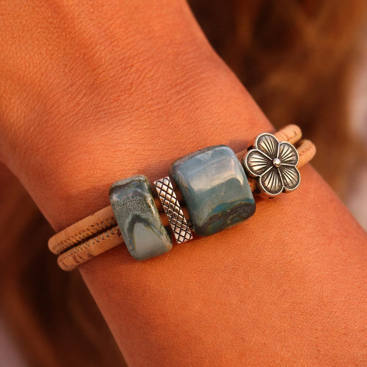 Bracelet en liège et perles - Bleu pétrole Bracelet en liège et perles - Bleu pétrole