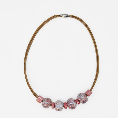Collier en liège et 4 perles roses Collier en liège et perles - Rose