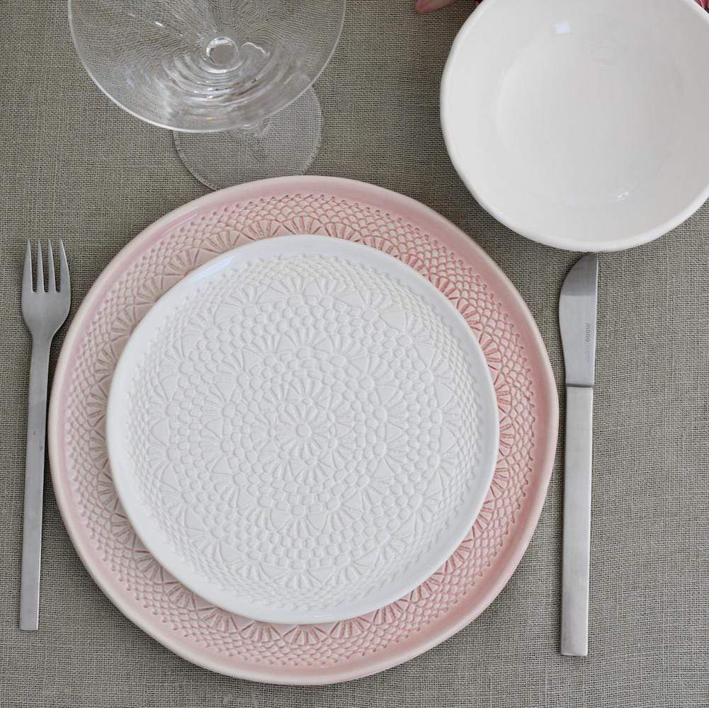 Assiette en céramique rose I Motifs dentelles portugaises Assiette "Carimbada" rose - 27 cm