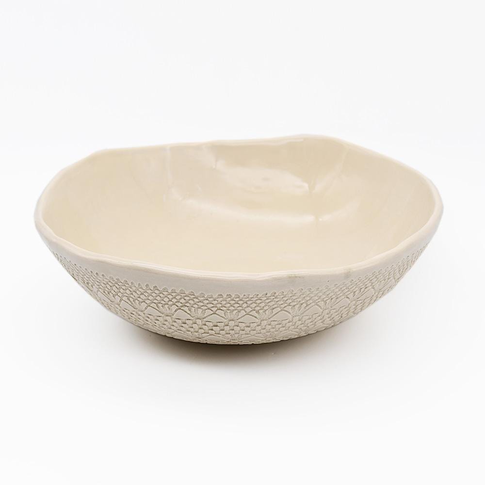Grand saladier en céramique beige I Motifs dentelles portugaises Grand saladier "Carimbada" beige - 25 cm