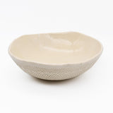 Grand saladier en céramique beige I Motifs dentelles portugaises Grand saladier "Carimbada" beige - 25 cm