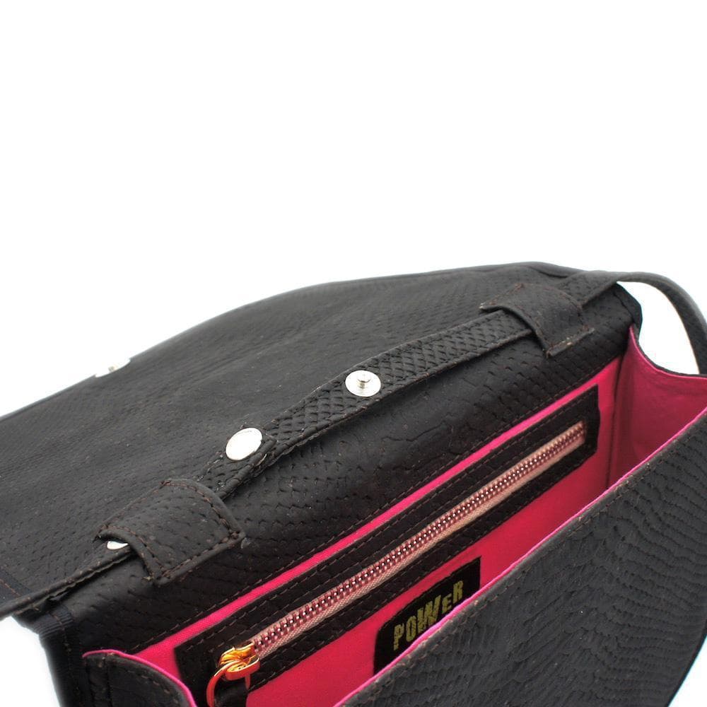 Schwarze Clutch aus geprägtem Kork